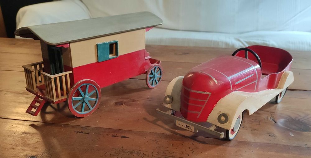 Réplicas carro pedais antigo e carroça casa antiga