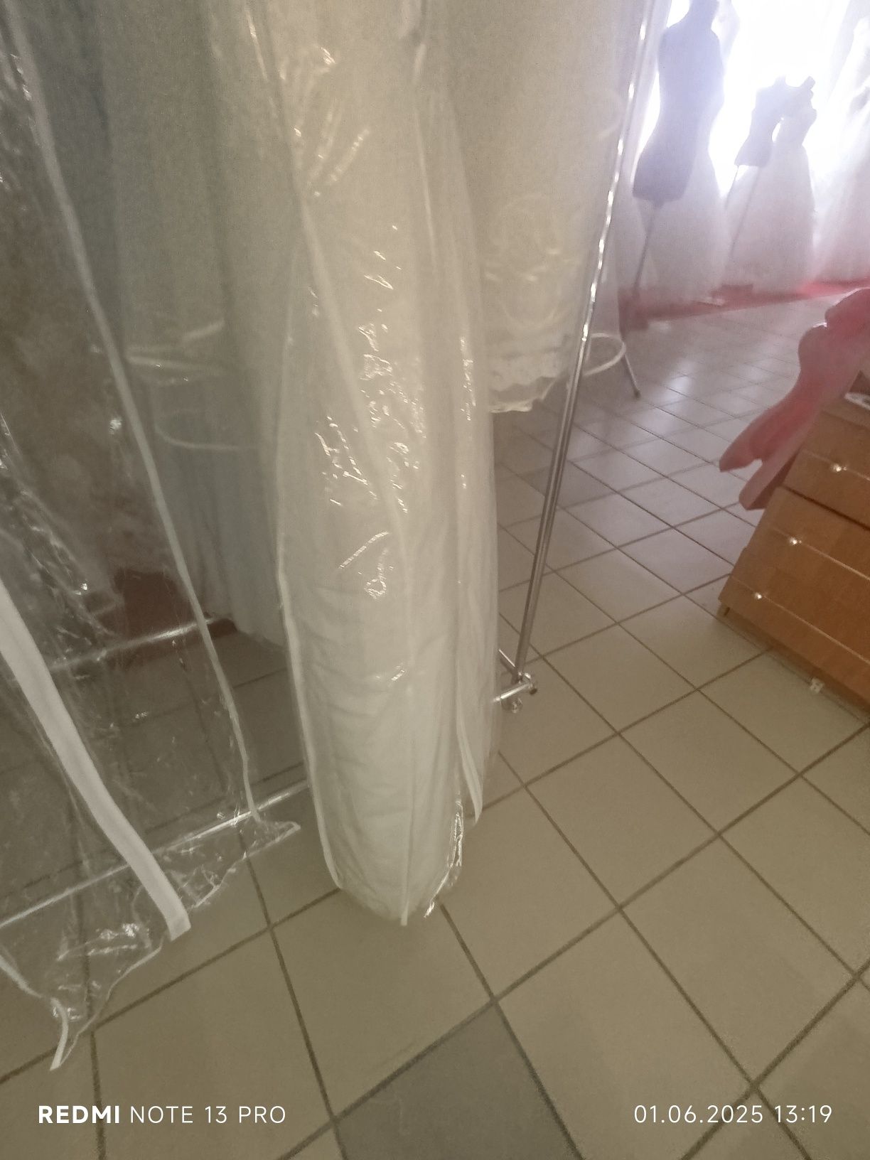 Чехлы для одежи, суконь,  пальто,шубпродам  дешево чехли для весільних