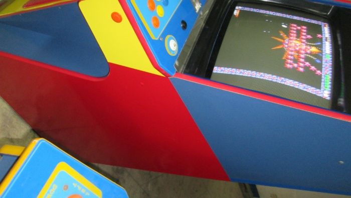 Máquina de jogos frente vermelha e azul com 2800  jogos como nova