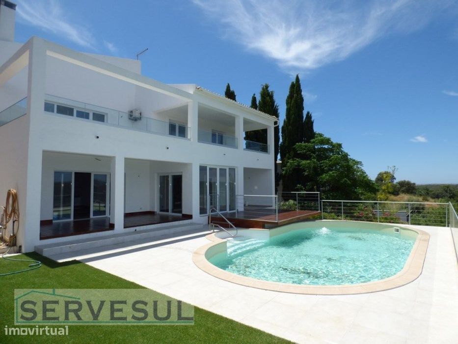 Espaçosa moradia de 2 pisos composta por 4 quartos com piscina e vi...