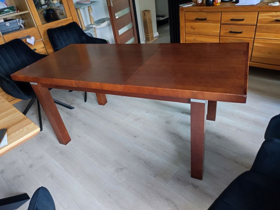 Stół drewniany z krzesłami