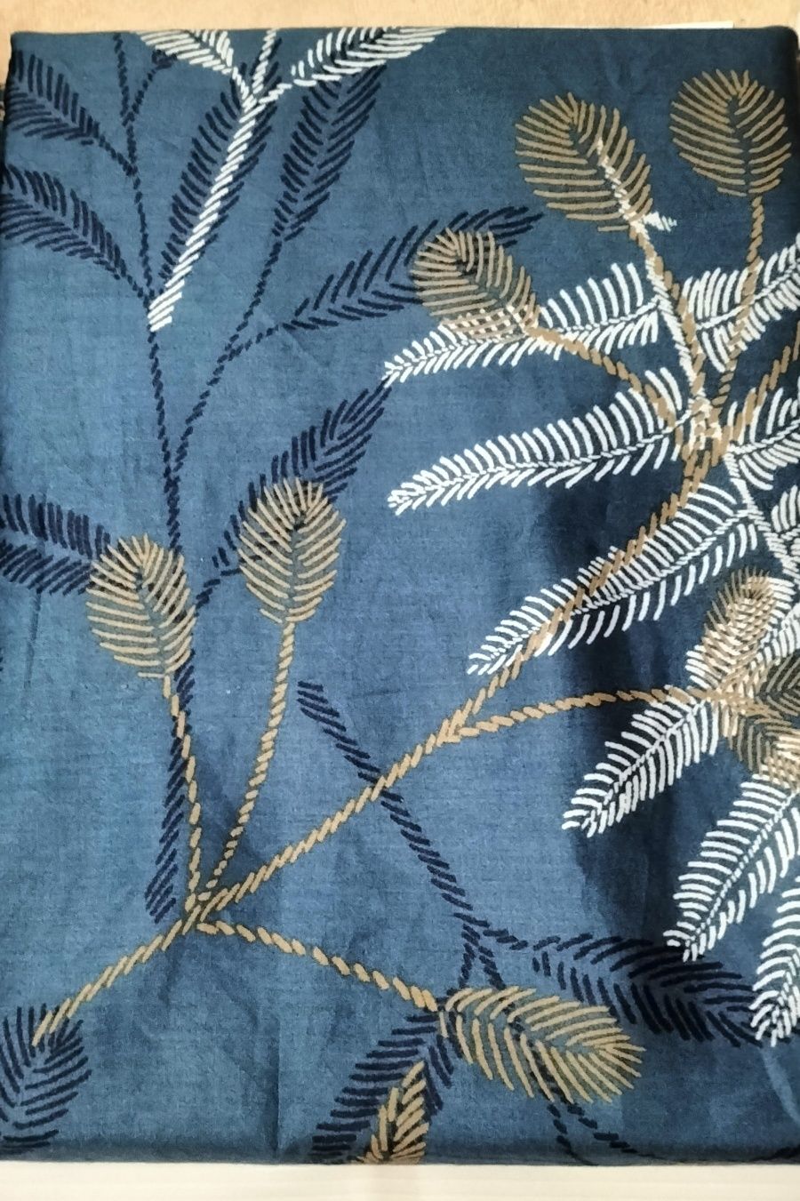 Pościel satynowa ciemnoniebieska w biało brązowe roślinne wzory160x200