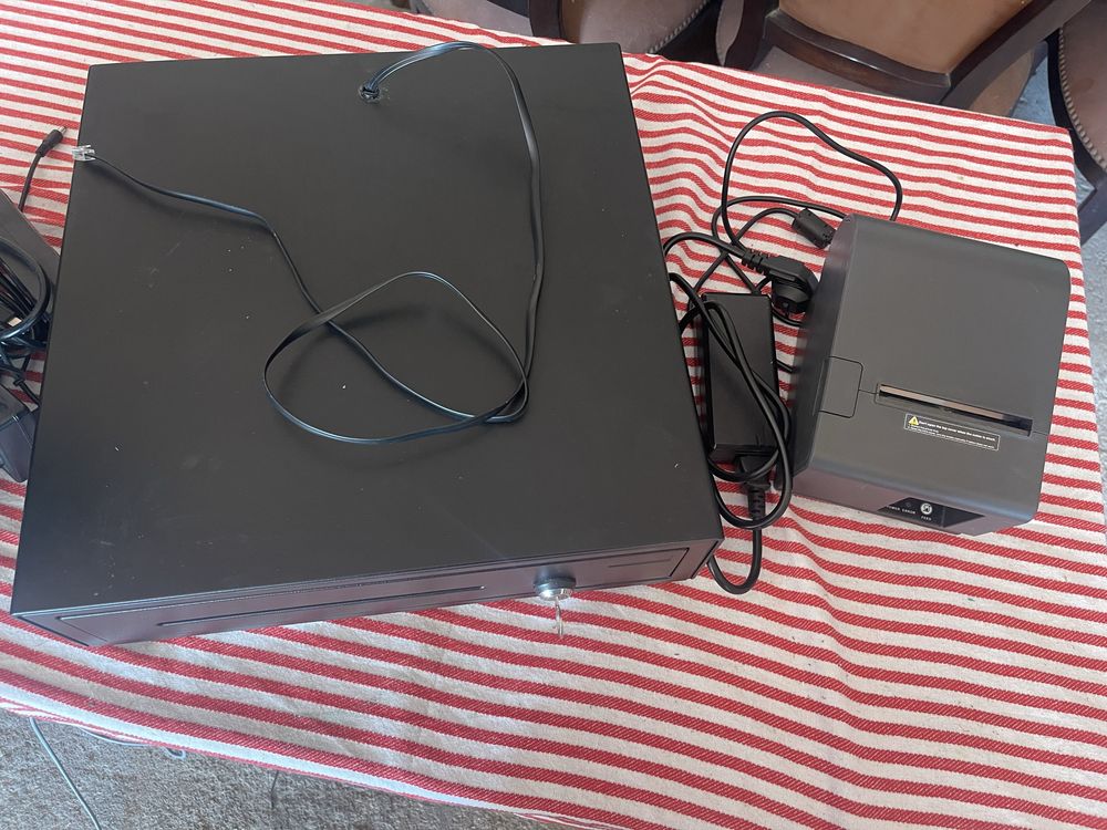 Computador, gaveta e impresora