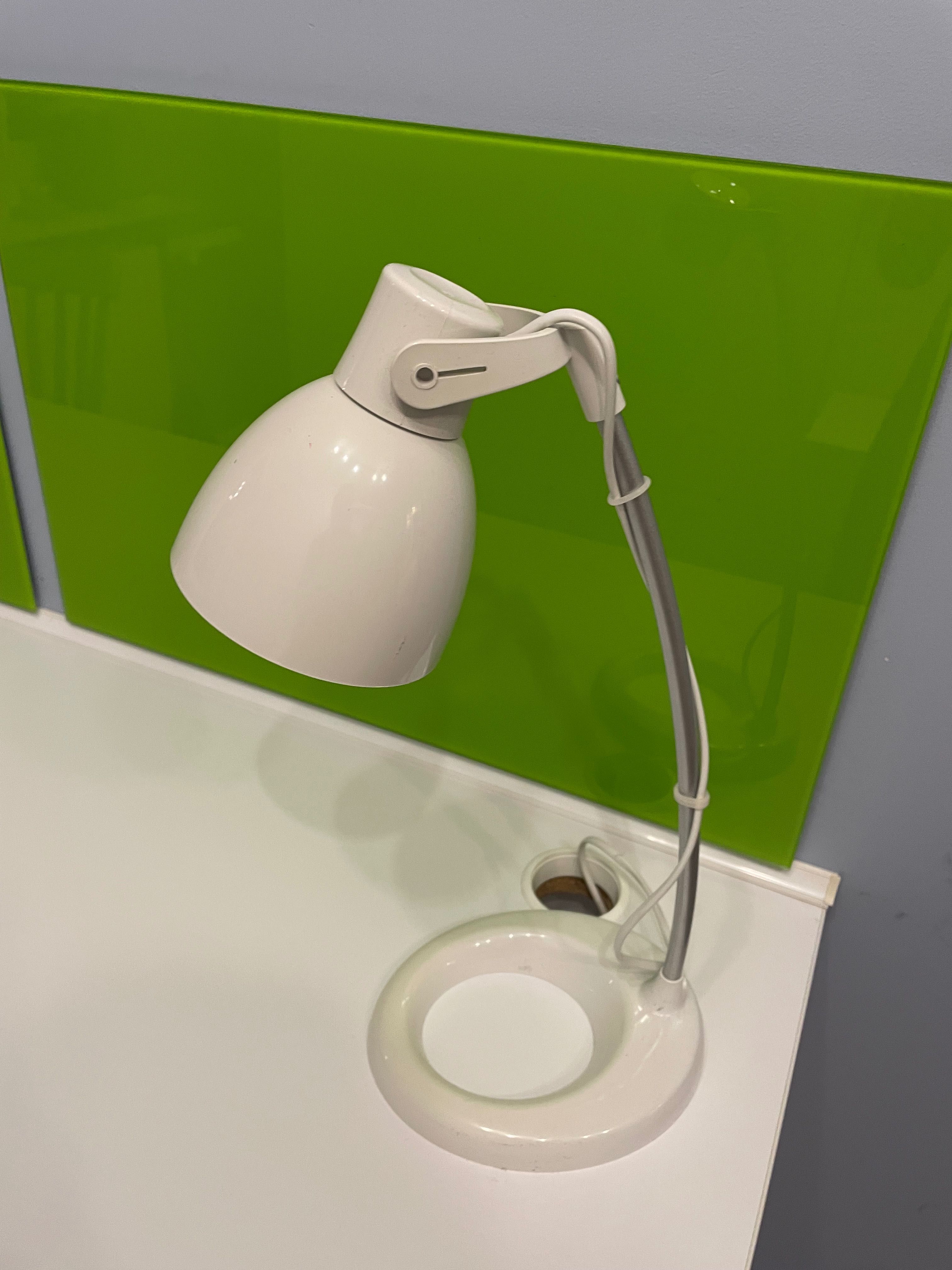 Dwie lampy biurkowe (biała i zielona)