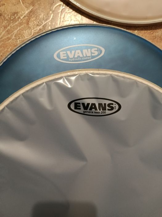 Продам пластік EVANS 14" пара