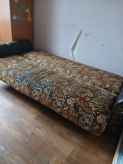 Продаю терміново  диван  б/у в гарному стані