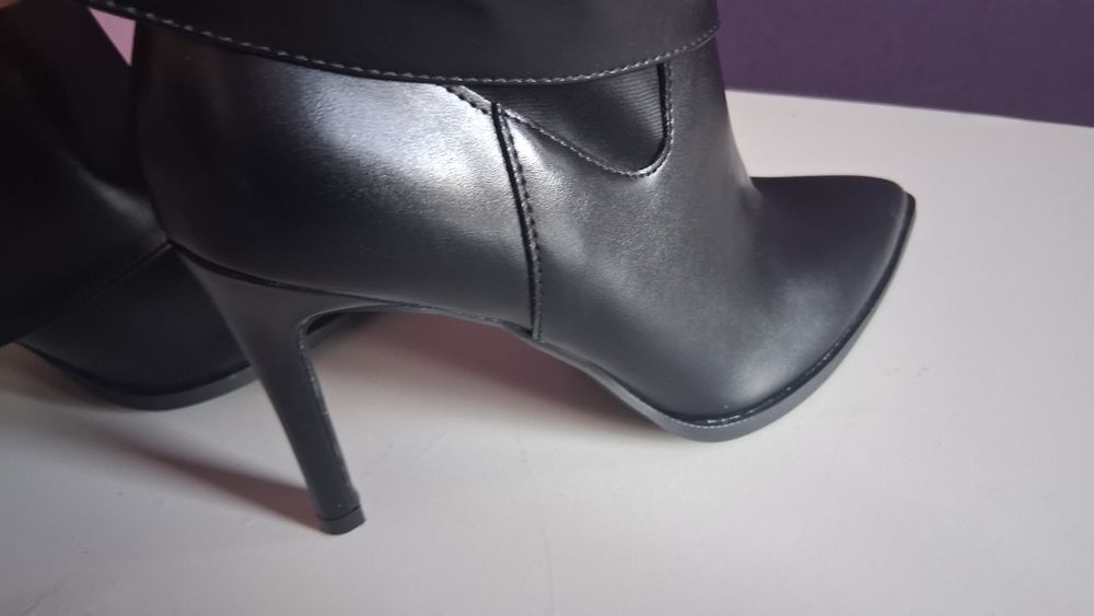 Nowe, stylowe kozaki na szpilce 38