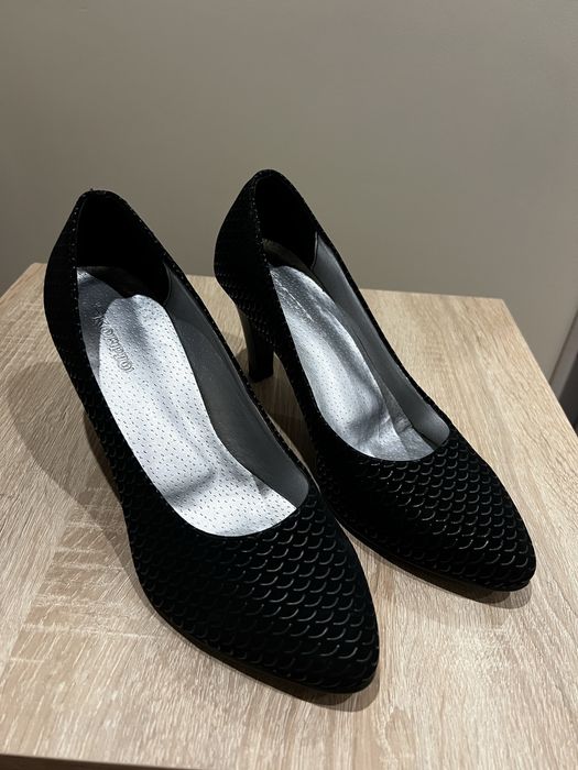 Czarne buty na obcasie