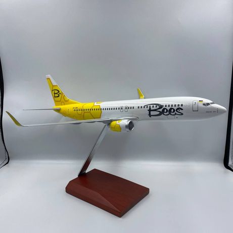 Нова модель лтака Boeing 737-800 Bees Airlines UR-UBA (м.1:100 39 см)