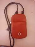Bolsa com um bolso e um espaço com fecho