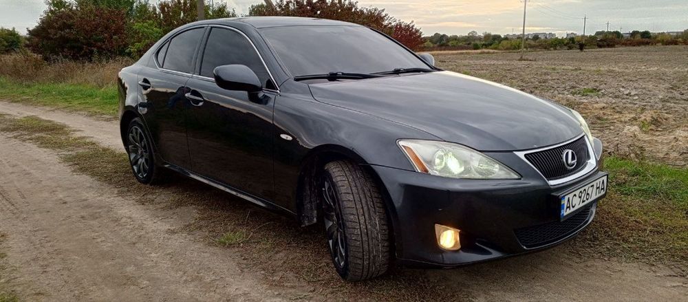 Продам Lexus is 220