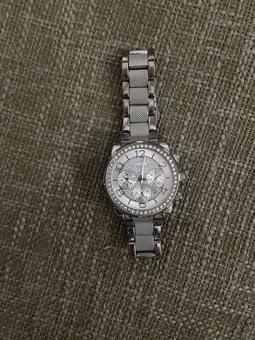 Часы фирмы  Guess