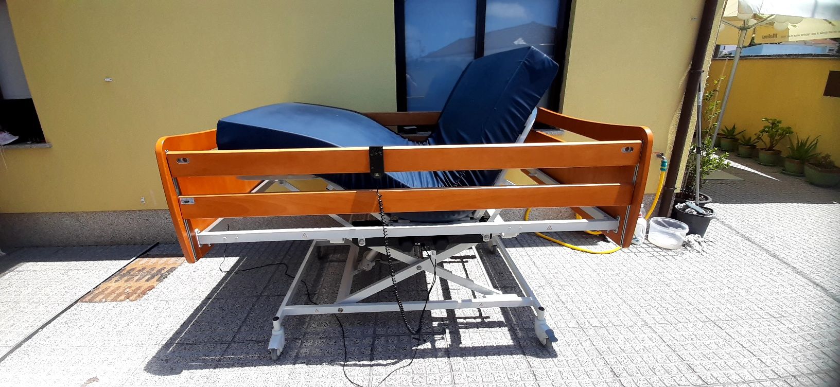 Cama articulada elétrica e elevatória hospitalar  120 cm largura