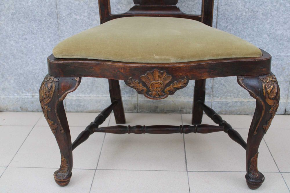 Cadeirão D. José em Nogueira, com entalhamento em Dourado