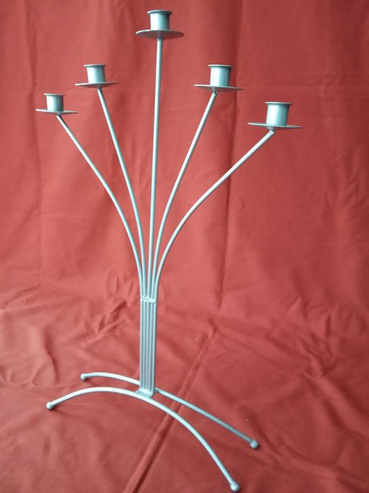 Castiçal em ferro com suporte para 5 velas