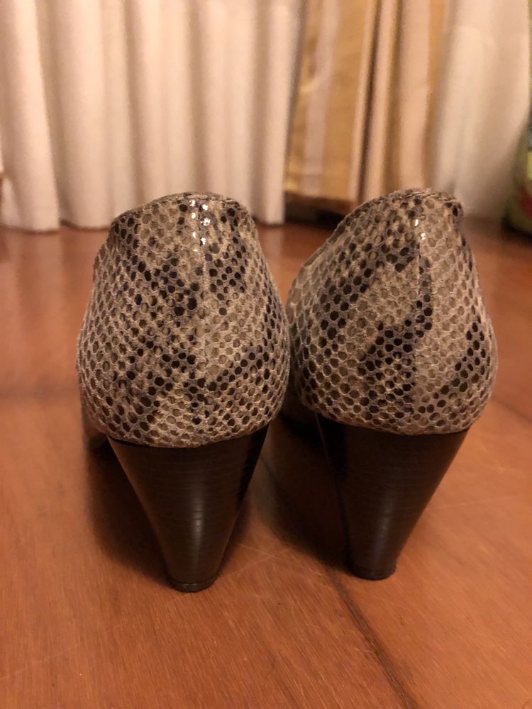 Sapatos em pele. Imitação pele de cobra