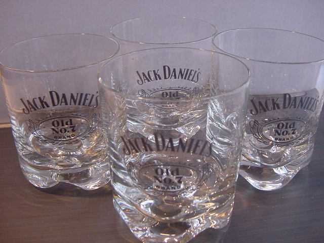 Jack Daniels - 6 szklanek z firmowym logo + znaczek JD