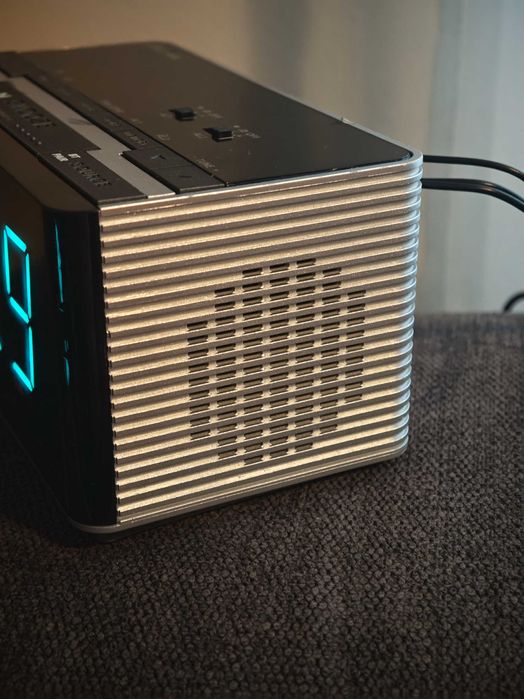Cyfrowy budzik radiowy z głośnikami , bluetooth , radiem fm