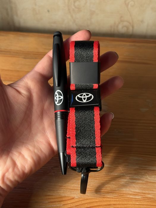 Nowy długopis i smycz Toyota – komplet