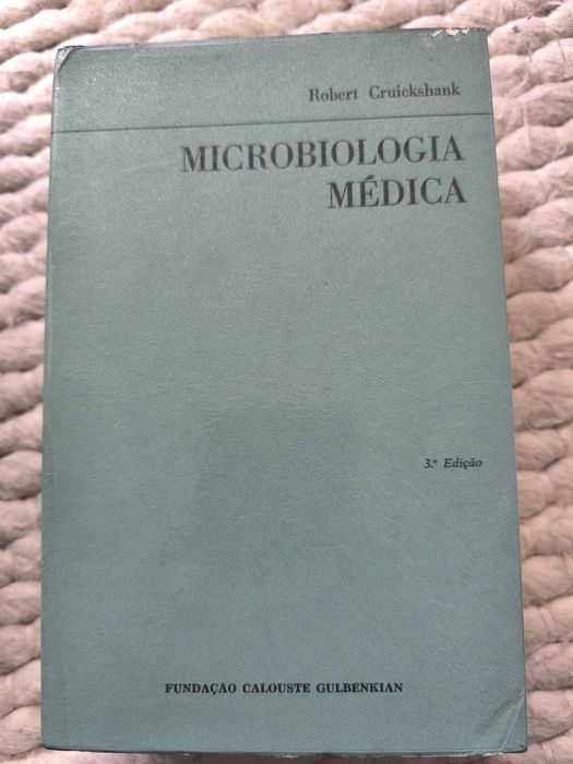 "Microbiologia Médica" de B. P. Marmon, R. Cruickshank e J. P. Duguid