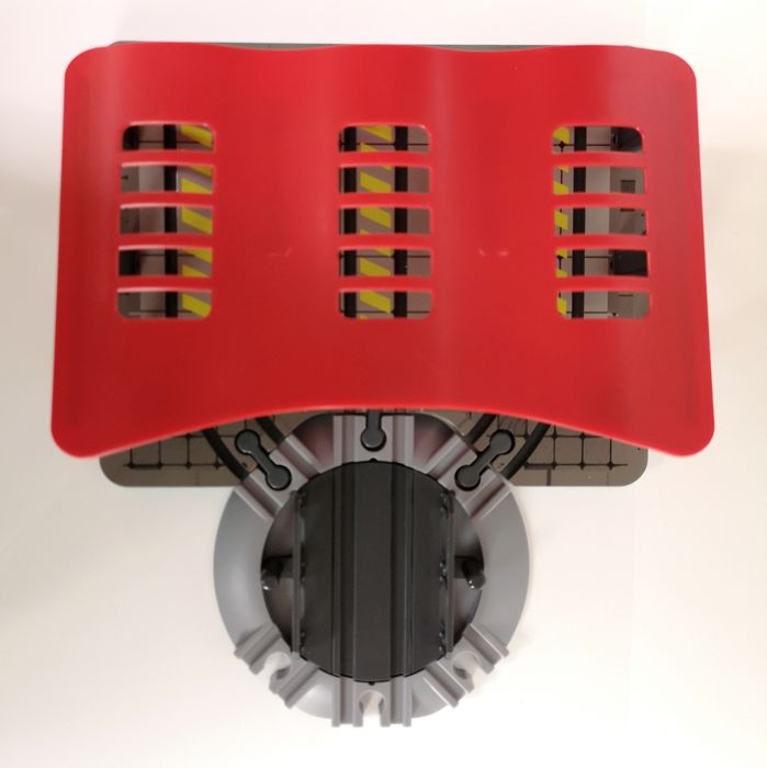 Duża, drewniana parowozownia Playtive z 3 peronami i obrotnicą