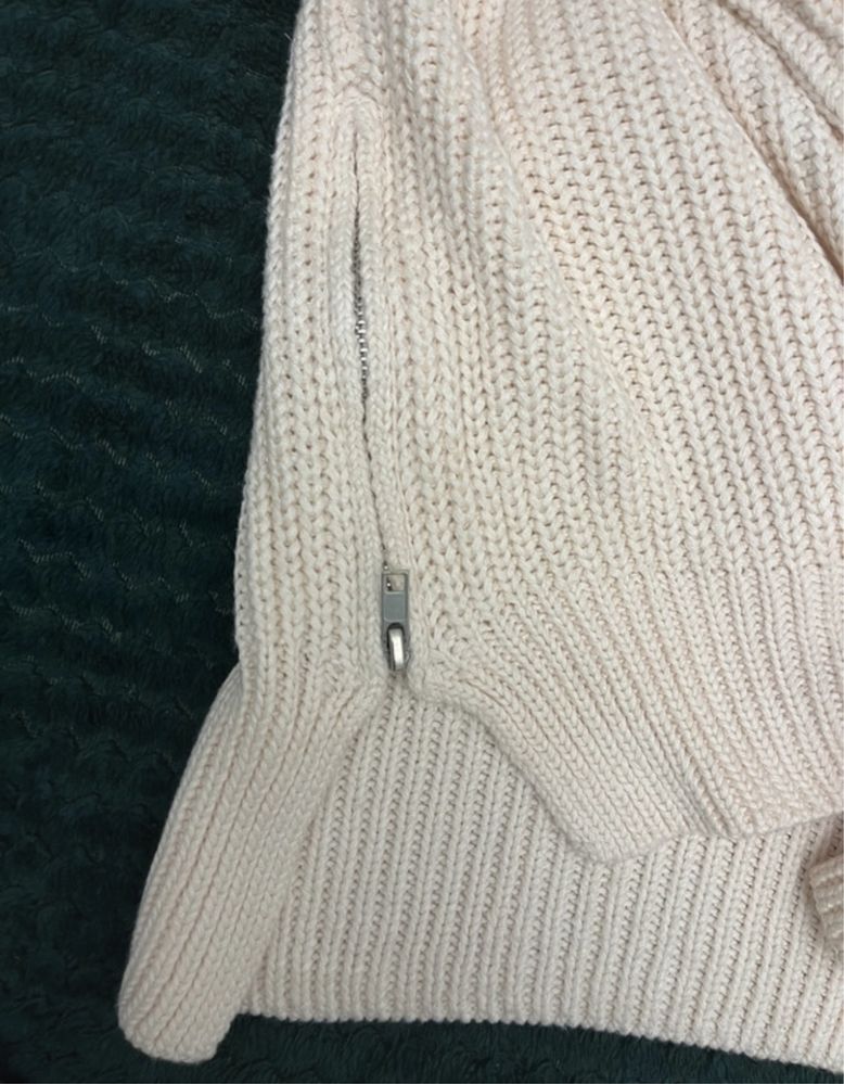 sweter z zamkami po bokach