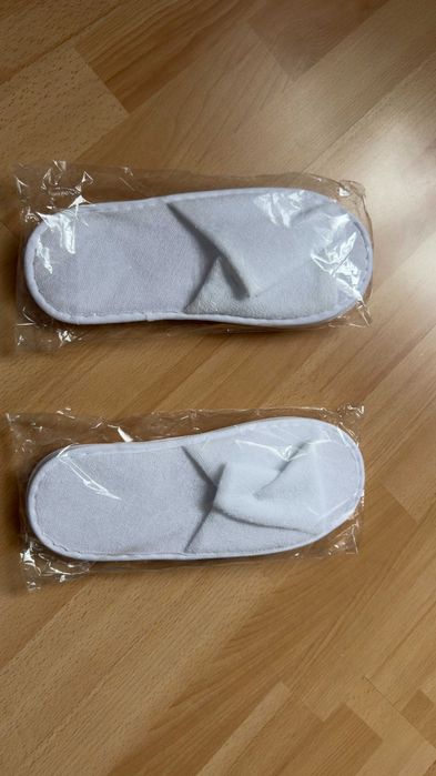 Nowe białe kapcie hotelowe