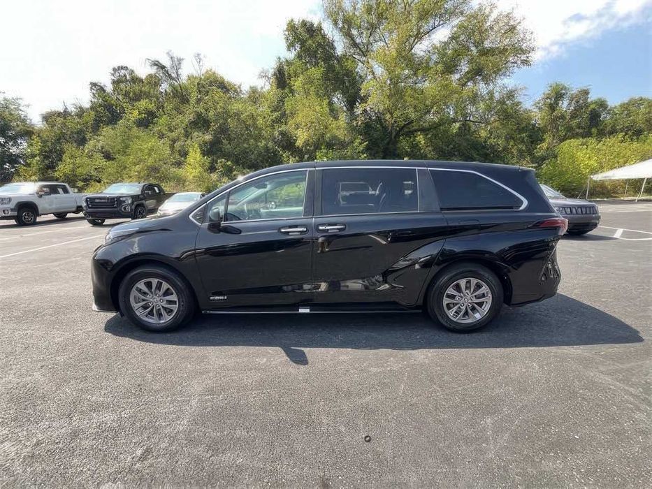 Toyota Sienna XLE 7-Passenger      2021