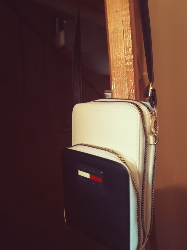 Torebka listonoszka 2 kolorymala Tommy Hilfiger