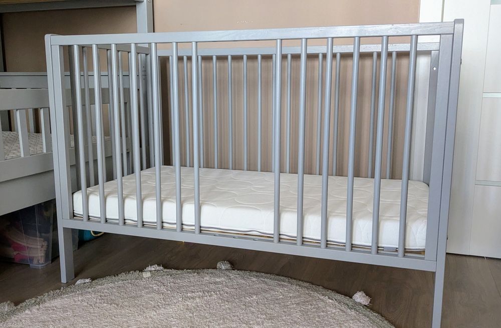 Łożeczko szare Klupś Radek, materac Ikea skonast 120x60