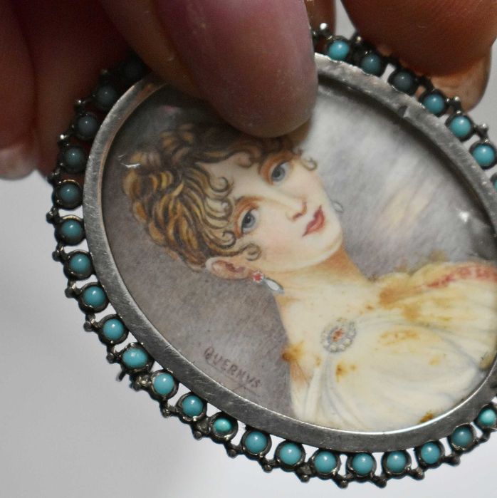 Antyczna broszka z portretem młodej kobiety