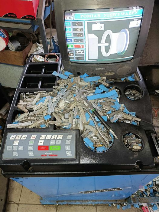 Wyważarka do kół osobowych i ciężarowych z podnośnikiem Unitrol 2162