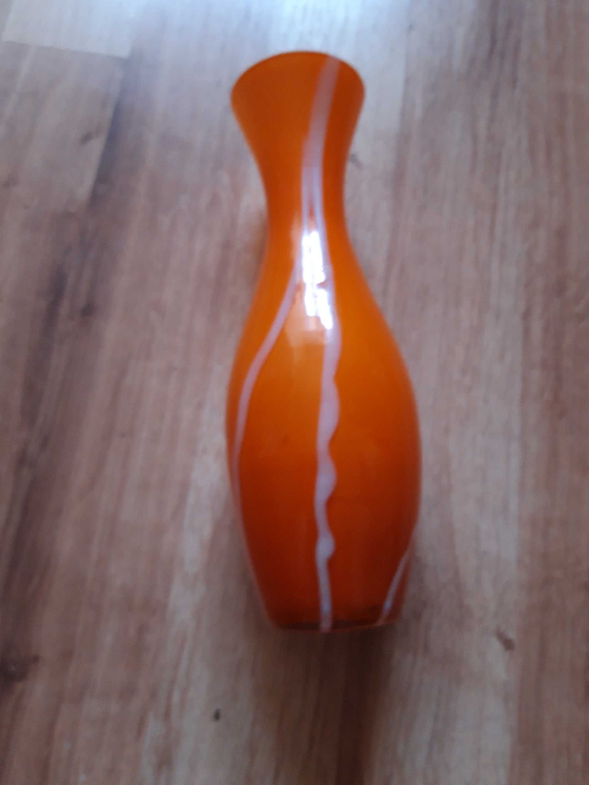 szklany wazon pomarańczowe szkło