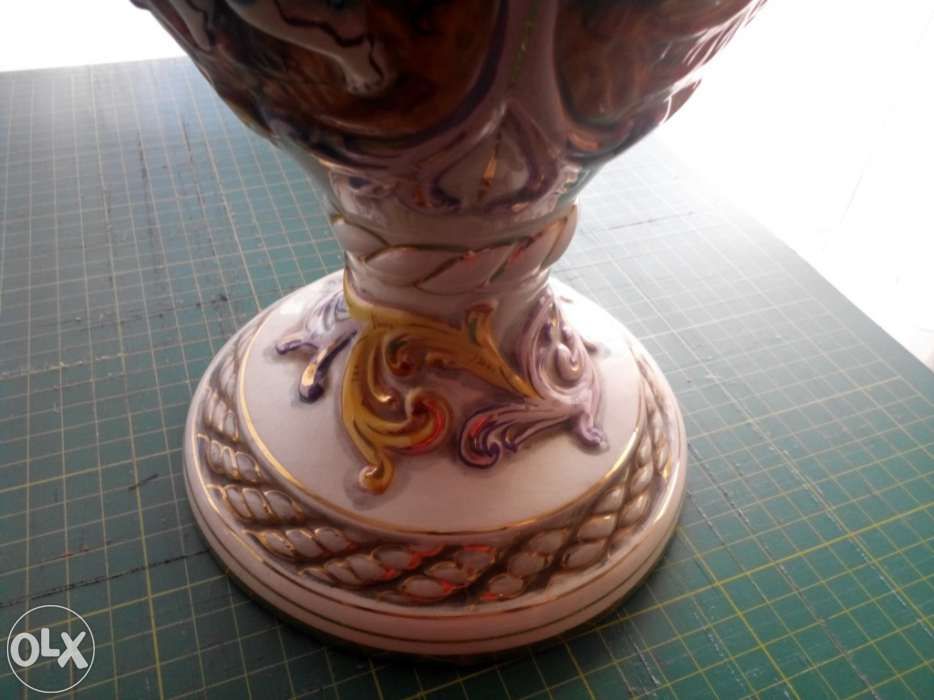 Jarrão pintado a mão com detalhes de pintura em ouro