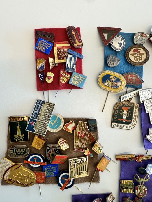 Okolo 150 wpinek przypinek okolicznościowych prl sportowe miasta