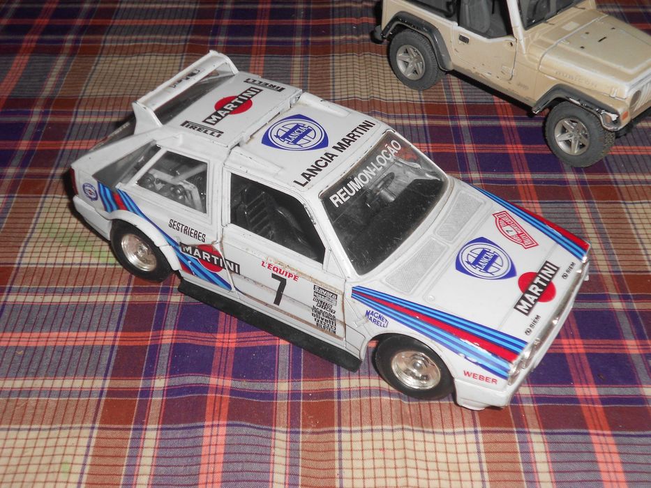 Miniaturas Colecçao Jeep Maisto 1/27 e Lancia Delta Burago 1/24