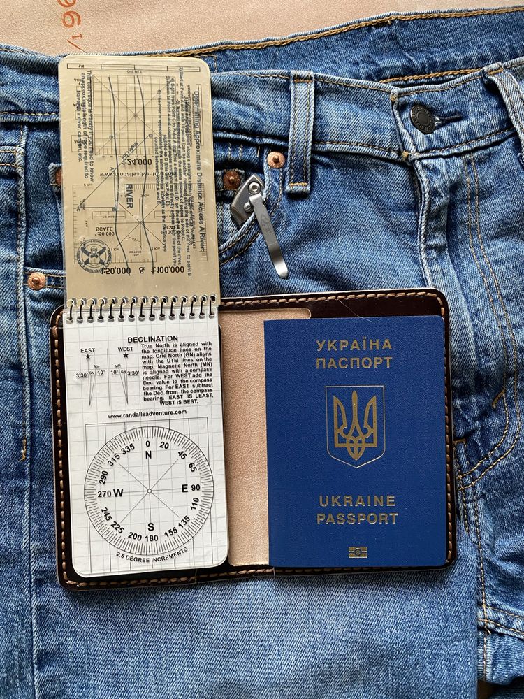 Шкіряна обкладинка на паспорт ручної роботи