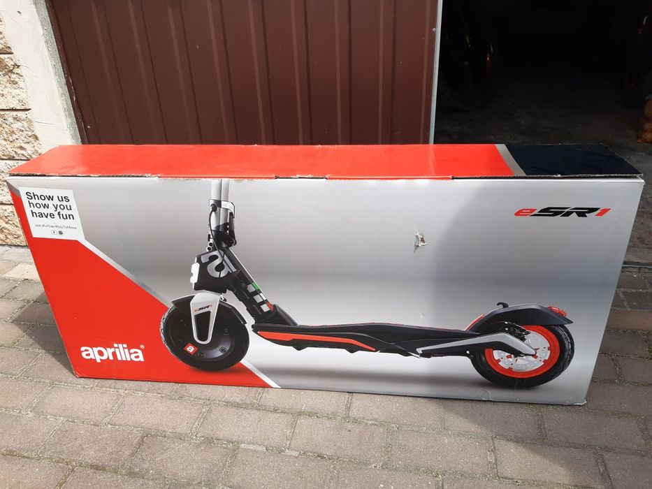 Hulajnoga elektryczna Aprilla bardzo niski przebieg stan bardzo dobry.