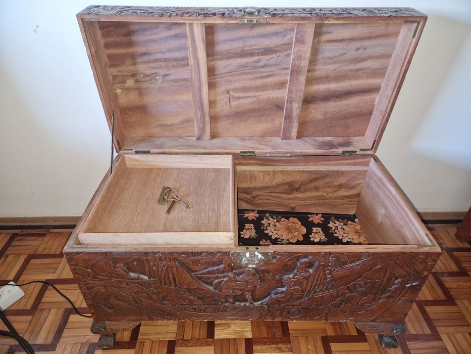 Arca chinesa de cânfora completa e com vidro