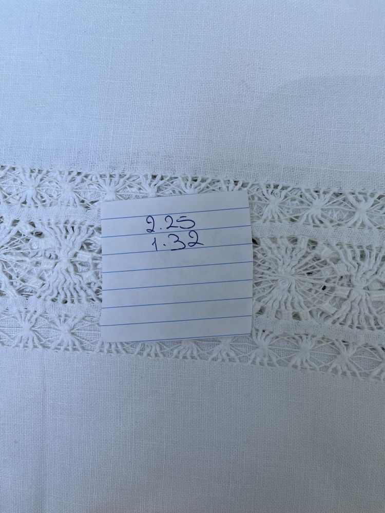 Toalha bordada com  2.25cm e com 12 guardanapos