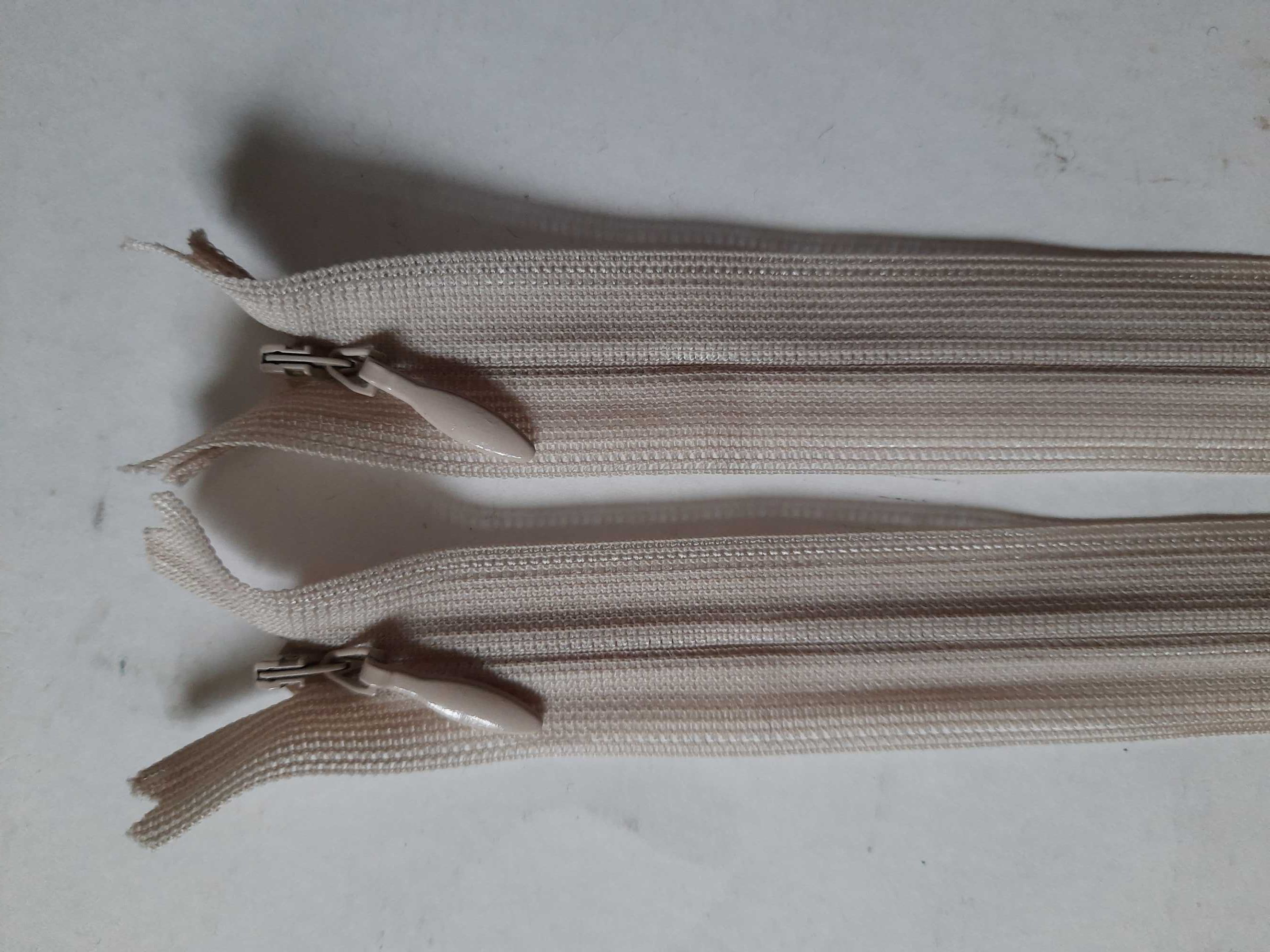 Zestaw- zamki kryte firmy YKK beż 24 cm