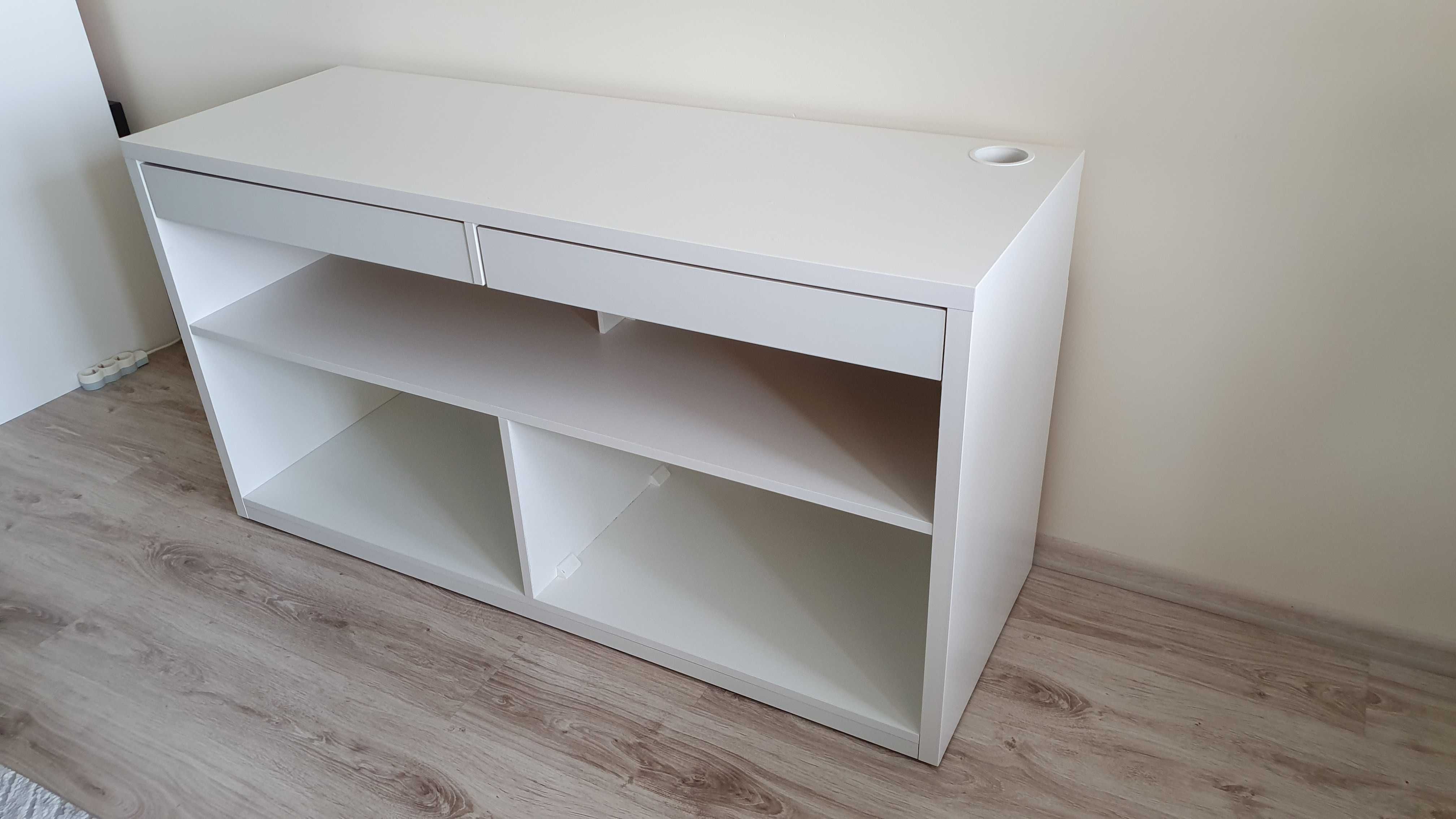 Sprzedam białe biurko z sieci IKEA.