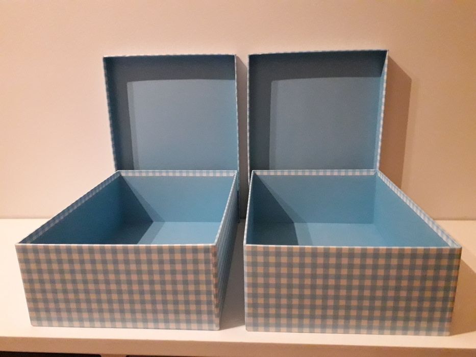 Caixas novas com padrão xadrez azul claro