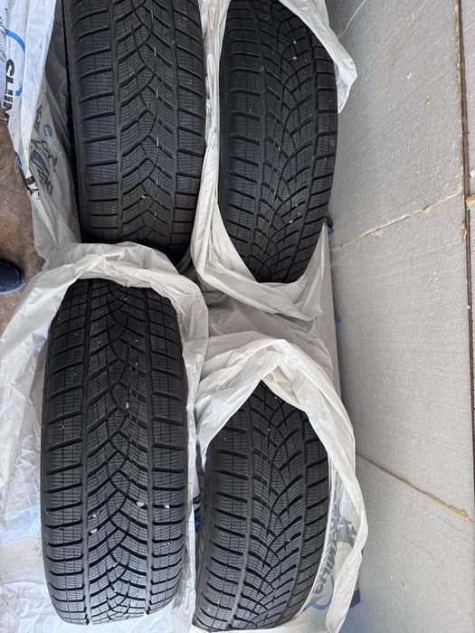Зимові шини Goodyear UltraGrip Performance+ SUV 225/55 R19
