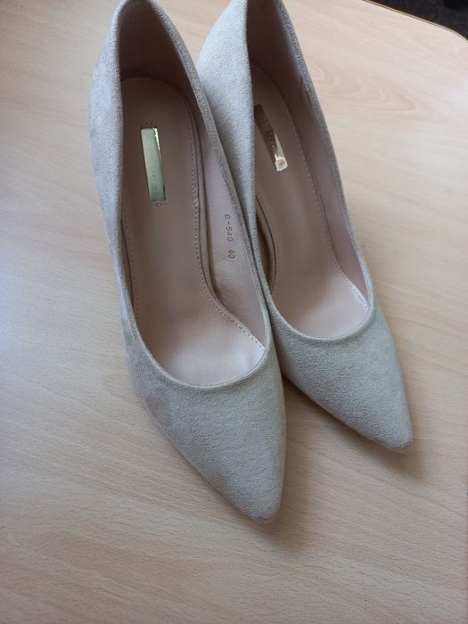 Туфлі класичні бежеві