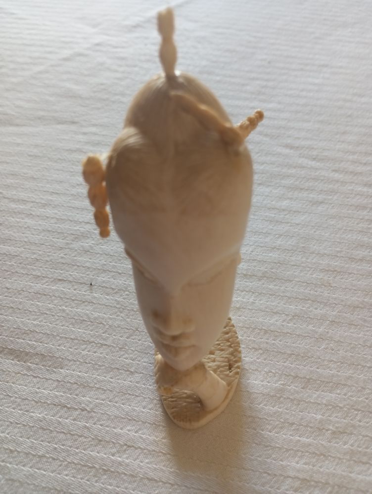 Cabeça de mulher em marfi