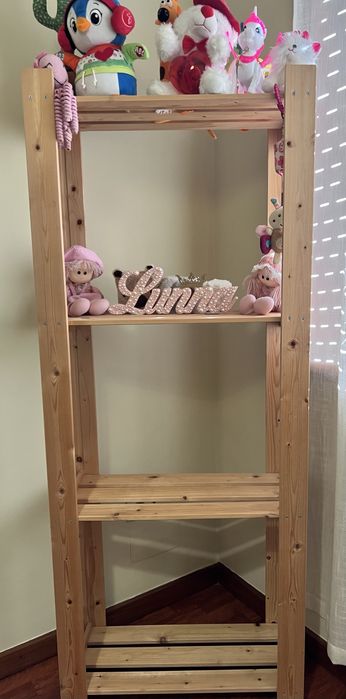 Estante de madeira conífera