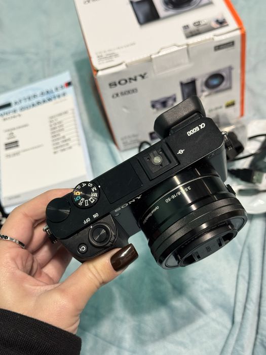 фотоапарат Sony Alpha 6000 з об'єктивом E PZ 16-50mm F3.5-5.6 OSS