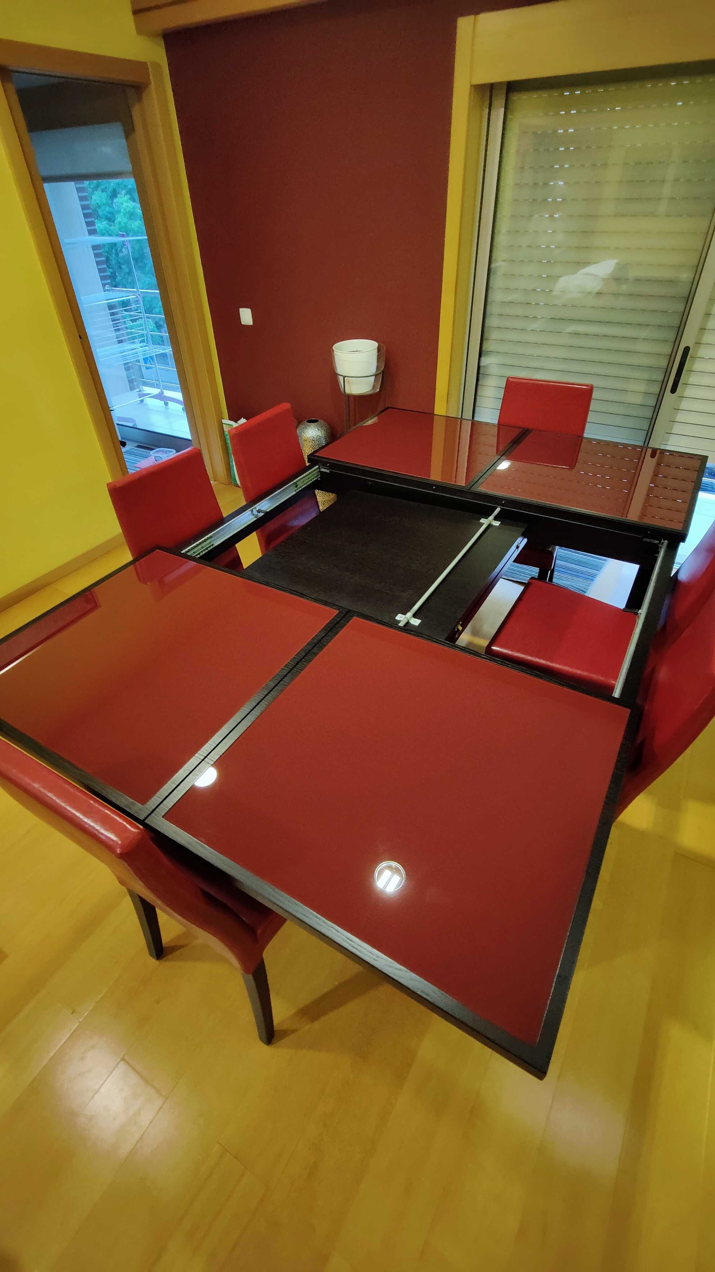 Mobília de sala de jantar (mesa, cadeiras, e aparador)