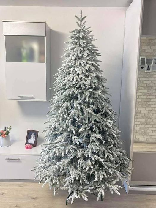 Лита ялинка Смерека засніжена. Литая ёлка